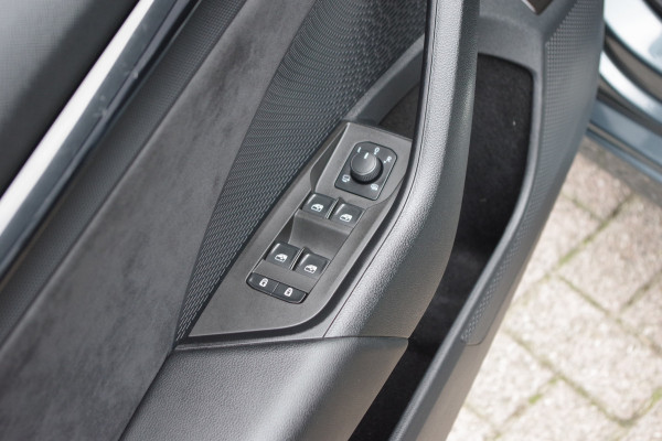 Škoda Octavia Combi 1.4 TSI RS 245 PK iV PHEV BNS, LED, Keyless, Adap. Cruise Control, Carplay, Head-Up, Camera Škoda Octavia Combi 1.4 TSI RS 245 PK iV PHEV BNS, LED, Keyless, Adap. Cruise Control, Carplay, Head-Up, Camera