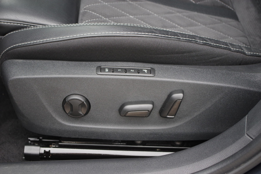 Škoda Octavia Combi 1.4 TSI RS 245 PK iV PHEV BNS, LED, Keyless, Adap. Cruise Control, Carplay, Head-Up, Camera Škoda Octavia Combi 1.4 TSI RS 245 PK iV PHEV BNS, LED, Keyless, Adap. Cruise Control, Carplay, Head-Up, Camera