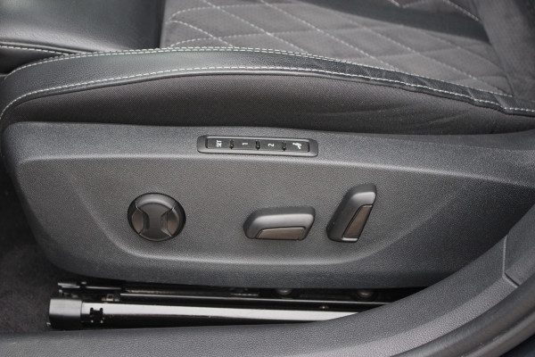 Škoda Octavia Combi 1.4 TSI RS 245 PK iV PHEV BNS, LED, Keyless, Adap. Cruise Control, Carplay, Head-Up, Camera Škoda Octavia Combi 1.4 TSI RS 245 PK iV PHEV BNS, LED, Keyless, Adap. Cruise Control, Carplay, Head-Up, Camera