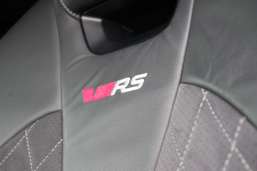 Škoda Octavia Combi 1.4 TSI RS 245 PK iV PHEV BNS, LED, Keyless, Adap. Cruise Control, Carplay, Head-Up, Camera Škoda Octavia Combi 1.4 TSI RS 245 PK iV PHEV BNS, LED, Keyless, Adap. Cruise Control, Carplay, Head-Up, Camera