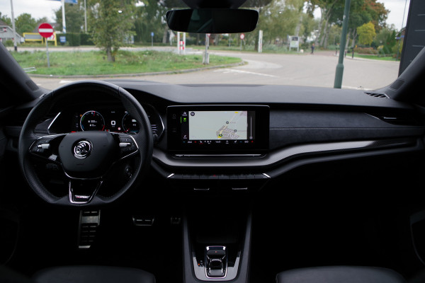 Škoda Octavia Combi 1.4 TSI RS 245 PK iV PHEV BNS, LED, Keyless, Adap. Cruise Control, Carplay, Head-Up, Camera Škoda Octavia Combi 1.4 TSI RS 245 PK iV PHEV BNS, LED, Keyless, Adap. Cruise Control, Carplay, Head-Up, Camera