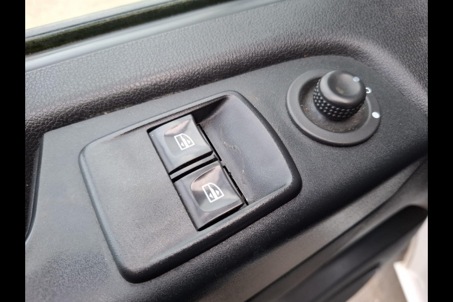 Renault Trafic 2.0 dCi 145 T27 L1H1 Comfort AUTOMAAT / CRUISE CONTROLE / NAVI / CAMERA / 3 ZITS / IMPERIAL Renault Trafic 2.0 dCi 145 T27 L1H1 Comfort AUTOMAAT / CRUISE CONTROLE / NAVI / CAMERA / 3 ZITS / IMPERIAL