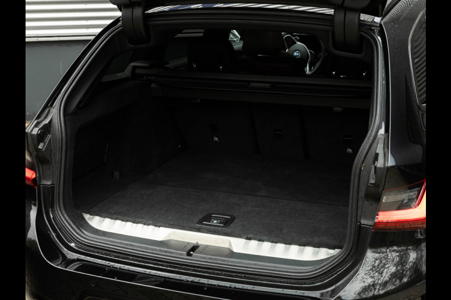 BMW 3 Serie Touring 330e M-Sport - Pano - LCI 2 - ACC - Trekhaak - Widescreen - Hifi