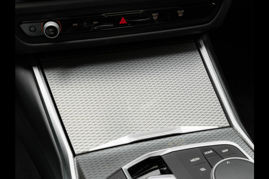 BMW 3 Serie Touring 330e M-Sport - Pano - LCI 2 - ACC - Trekhaak - Widescreen - Hifi