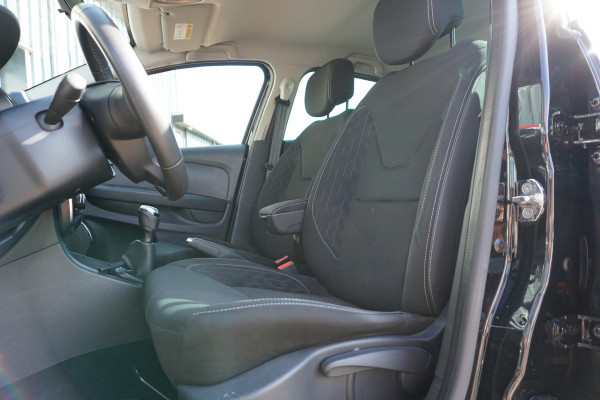 Renault Clio 0.9 TCe Limited | NAVI | AIRCO | TREKHAAK | CRUISE | Renault Clio 0.9 TCe Limited | NAVI | AIRCO | TREKHAAK | CRUISE |