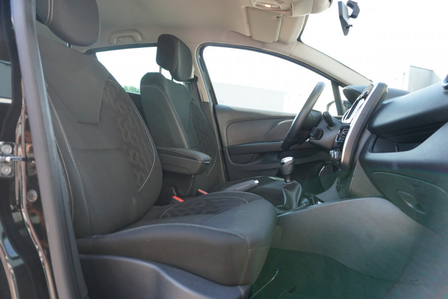 Renault Clio 0.9 TCe Limited | NAVI | AIRCO | TREKHAAK | CRUISE | Renault Clio 0.9 TCe Limited | NAVI | AIRCO | TREKHAAK | CRUISE |