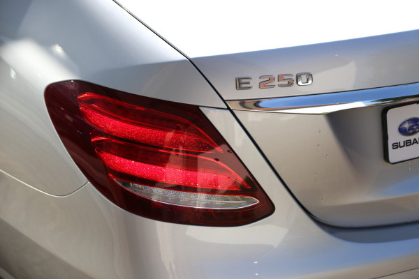 Mercedes-Benz E-Klasse 250 Ambition 9G Widescreen Navi Camera LED Ambiente