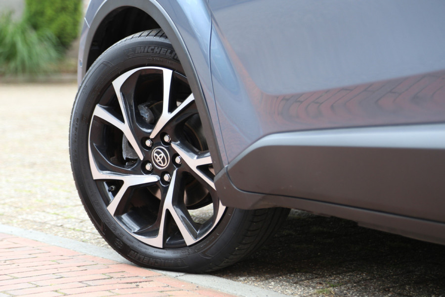 Toyota C-HR 1.8 Hybrid Team D Navi LED Camera ACC Toyota C-HR 1.8 Hybrid Team D Navi LED Camera ACC