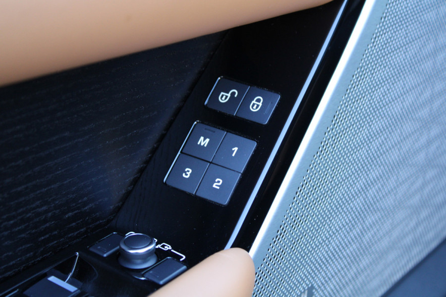 Land Rover Range Rover Velar 2.0 I4 Turbo AWD R-Dynamic HSE | NAP | VOL! | MASSAGE | STOELKOELING | HUD | LUCHTVERING | STUURVERW | Land Rover Range Rover Velar 2.0 I4 Turbo AWD R-Dynamic HSE | NAP | VOL! | MASSAGE | STOELKOELING | HUD | LUCHTVERING | STUURVERW |