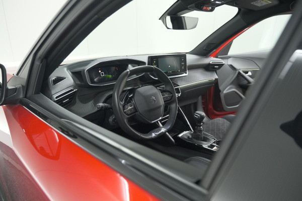 Peugeot 2008 PureTech 130 GT Pack | Panoramadak | Camera | Adaptieve Cruise Control | Stoelverwarming Peugeot 2008 PureTech 130 GT Pack | Panoramadak | Camera | Adaptieve Cruise Control | Stoelverwarming