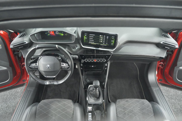 Peugeot 2008 PureTech 130 GT Pack | Panoramadak | Camera | Adaptieve Cruise Control | Stoelverwarming Peugeot 2008 PureTech 130 GT Pack | Panoramadak | Camera | Adaptieve Cruise Control | Stoelverwarming