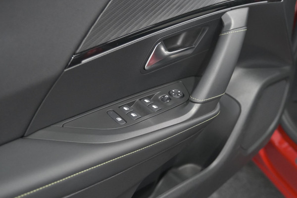 Peugeot 2008 PureTech 130 GT Pack | Panoramadak | Camera | Adaptieve Cruise Control | Stoelverwarming Peugeot 2008 PureTech 130 GT Pack | Panoramadak | Camera | Adaptieve Cruise Control | Stoelverwarming