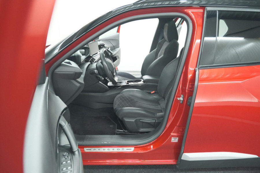 Peugeot 2008 PureTech 130 GT Pack | Panoramadak | Camera | Adaptieve Cruise Control | Stoelverwarming Peugeot 2008 PureTech 130 GT Pack | Panoramadak | Camera | Adaptieve Cruise Control | Stoelverwarming