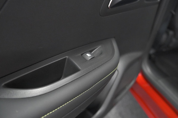 Peugeot 2008 PureTech 130 GT Pack | Panoramadak | Camera | Adaptieve Cruise Control | Stoelverwarming Peugeot 2008 PureTech 130 GT Pack | Panoramadak | Camera | Adaptieve Cruise Control | Stoelverwarming