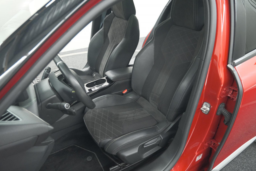 Peugeot 2008 PureTech 130 GT Pack | Panoramadak | Camera | Adaptieve Cruise Control | Stoelverwarming Peugeot 2008 PureTech 130 GT Pack | Panoramadak | Camera | Adaptieve Cruise Control | Stoelverwarming