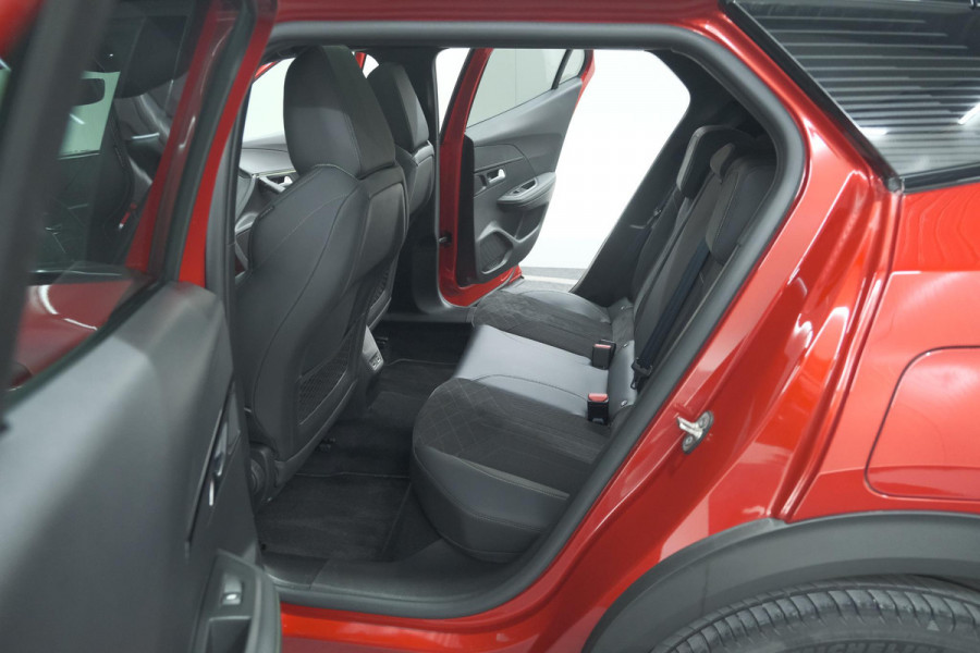 Peugeot 2008 PureTech 130 GT Pack | Panoramadak | Camera | Adaptieve Cruise Control | Stoelverwarming Peugeot 2008 PureTech 130 GT Pack | Panoramadak | Camera | Adaptieve Cruise Control | Stoelverwarming