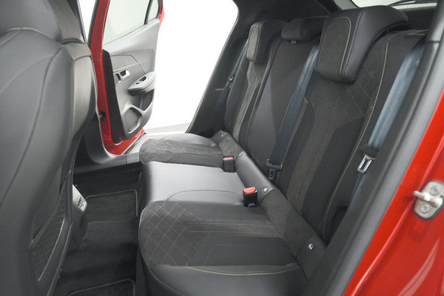 Peugeot 2008 PureTech 130 GT Pack | Panoramadak | Camera | Adaptieve Cruise Control | Stoelverwarming Peugeot 2008 PureTech 130 GT Pack | Panoramadak | Camera | Adaptieve Cruise Control | Stoelverwarming