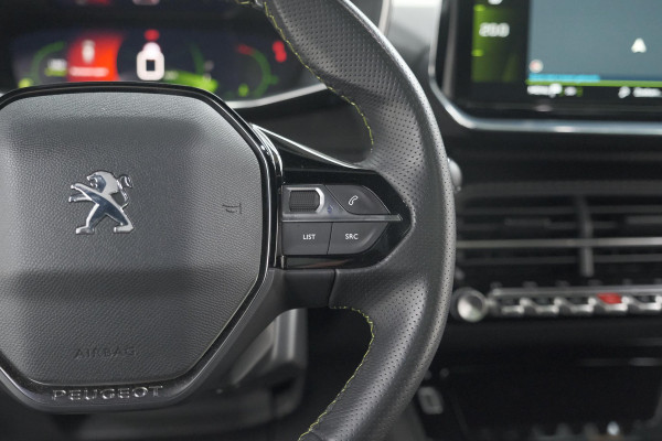 Peugeot 2008 PureTech 130 GT Pack | Panoramadak | Camera | Adaptieve Cruise Control | Stoelverwarming Peugeot 2008 PureTech 130 GT Pack | Panoramadak | Camera | Adaptieve Cruise Control | Stoelverwarming