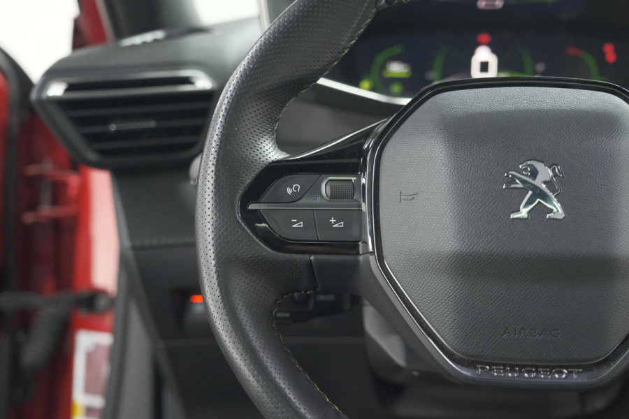 Peugeot 2008 PureTech 130 GT Pack | Panoramadak | Camera | Adaptieve Cruise Control | Stoelverwarming Peugeot 2008 PureTech 130 GT Pack | Panoramadak | Camera | Adaptieve Cruise Control | Stoelverwarming