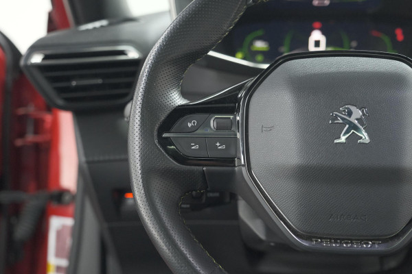 Peugeot 2008 PureTech 130 GT Pack | Panoramadak | Camera | Adaptieve Cruise Control | Stoelverwarming Peugeot 2008 PureTech 130 GT Pack | Panoramadak | Camera | Adaptieve Cruise Control | Stoelverwarming