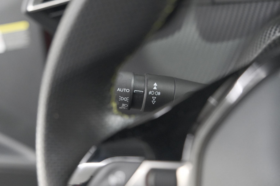 Peugeot 2008 PureTech 130 GT Pack | Panoramadak | Camera | Adaptieve Cruise Control | Stoelverwarming Peugeot 2008 PureTech 130 GT Pack | Panoramadak | Camera | Adaptieve Cruise Control | Stoelverwarming