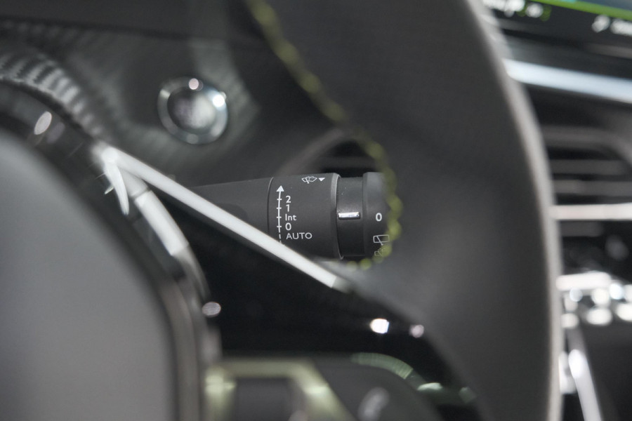 Peugeot 2008 PureTech 130 GT Pack | Panoramadak | Camera | Adaptieve Cruise Control | Stoelverwarming Peugeot 2008 PureTech 130 GT Pack | Panoramadak | Camera | Adaptieve Cruise Control | Stoelverwarming