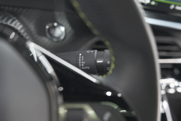 Peugeot 2008 PureTech 130 GT Pack | Panoramadak | Camera | Adaptieve Cruise Control | Stoelverwarming Peugeot 2008 PureTech 130 GT Pack | Panoramadak | Camera | Adaptieve Cruise Control | Stoelverwarming