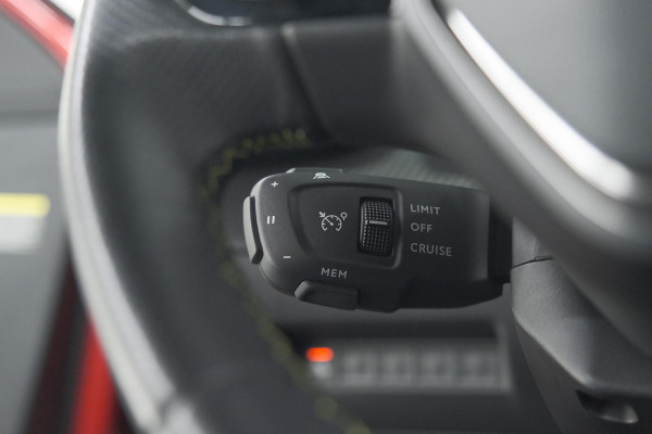 Peugeot 2008 PureTech 130 GT Pack | Panoramadak | Camera | Adaptieve Cruise Control | Stoelverwarming Peugeot 2008 PureTech 130 GT Pack | Panoramadak | Camera | Adaptieve Cruise Control | Stoelverwarming