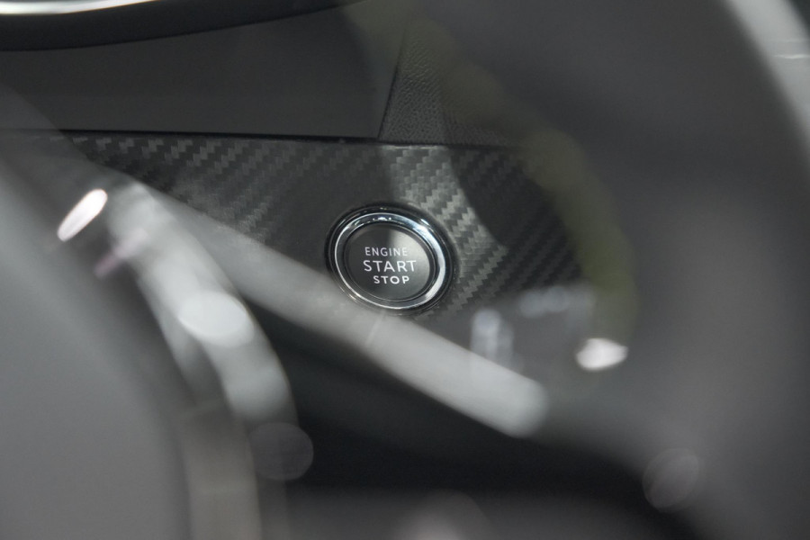 Peugeot 2008 PureTech 130 GT Pack | Panoramadak | Camera | Adaptieve Cruise Control | Stoelverwarming Peugeot 2008 PureTech 130 GT Pack | Panoramadak | Camera | Adaptieve Cruise Control | Stoelverwarming