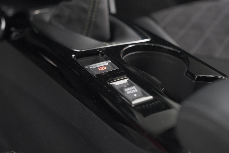 Peugeot 2008 PureTech 130 GT Pack | Panoramadak | Camera | Adaptieve Cruise Control | Stoelverwarming Peugeot 2008 PureTech 130 GT Pack | Panoramadak | Camera | Adaptieve Cruise Control | Stoelverwarming