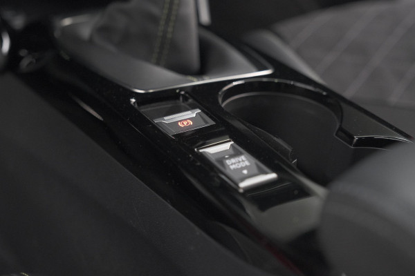 Peugeot 2008 PureTech 130 GT Pack | Panoramadak | Camera | Adaptieve Cruise Control | Stoelverwarming Peugeot 2008 PureTech 130 GT Pack | Panoramadak | Camera | Adaptieve Cruise Control | Stoelverwarming