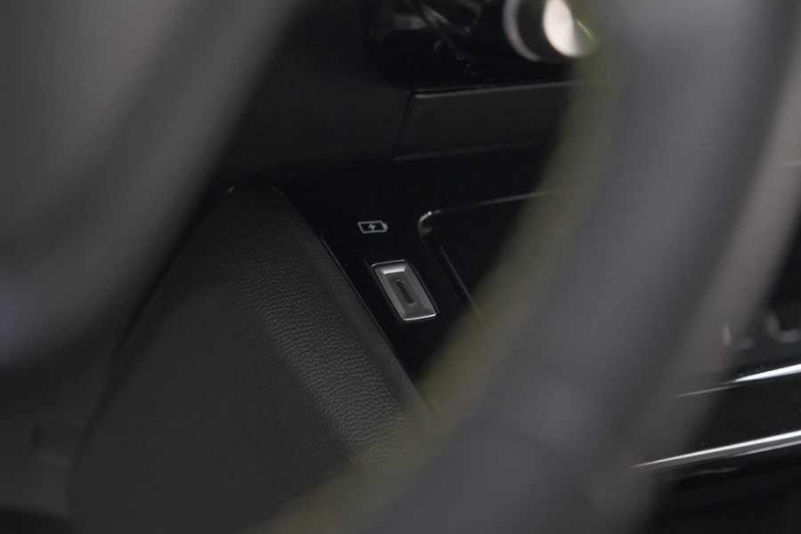 Peugeot 2008 PureTech 130 GT Pack | Panoramadak | Camera | Adaptieve Cruise Control | Stoelverwarming Peugeot 2008 PureTech 130 GT Pack | Panoramadak | Camera | Adaptieve Cruise Control | Stoelverwarming