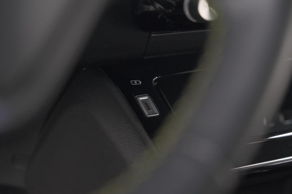 Peugeot 2008 PureTech 130 GT Pack | Panoramadak | Camera | Adaptieve Cruise Control | Stoelverwarming Peugeot 2008 PureTech 130 GT Pack | Panoramadak | Camera | Adaptieve Cruise Control | Stoelverwarming