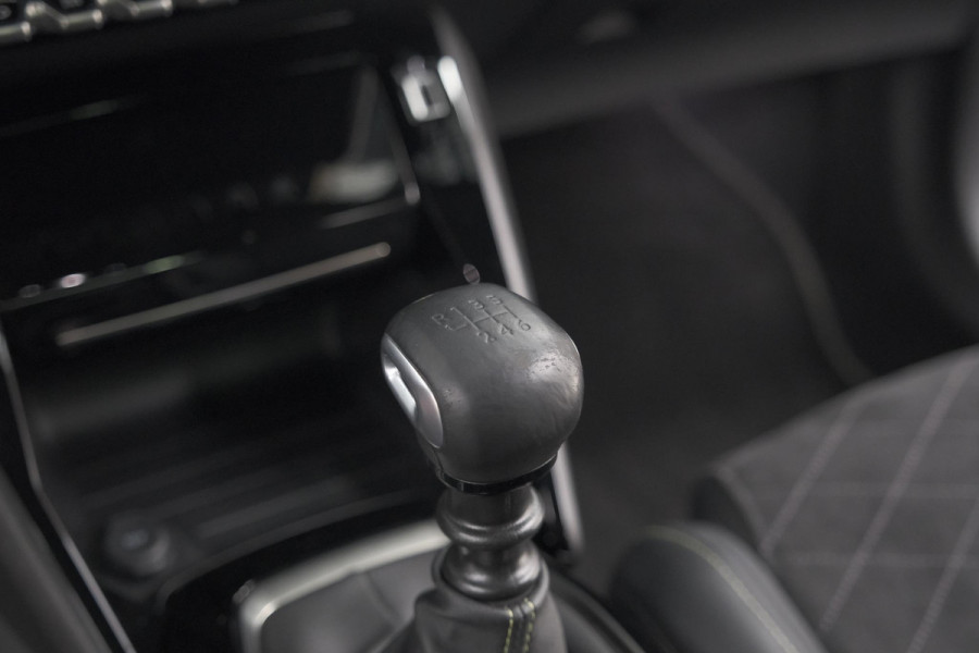 Peugeot 2008 PureTech 130 GT Pack | Panoramadak | Camera | Adaptieve Cruise Control | Stoelverwarming Peugeot 2008 PureTech 130 GT Pack | Panoramadak | Camera | Adaptieve Cruise Control | Stoelverwarming