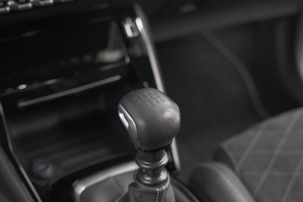 Peugeot 2008 PureTech 130 GT Pack | Panoramadak | Camera | Adaptieve Cruise Control | Stoelverwarming Peugeot 2008 PureTech 130 GT Pack | Panoramadak | Camera | Adaptieve Cruise Control | Stoelverwarming