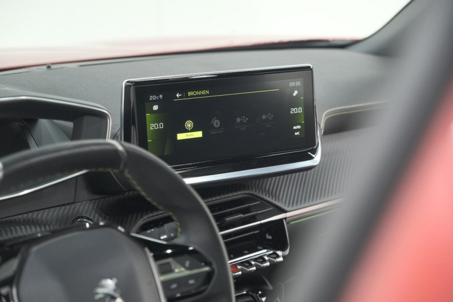 Peugeot 2008 PureTech 130 GT Pack | Panoramadak | Camera | Adaptieve Cruise Control | Stoelverwarming Peugeot 2008 PureTech 130 GT Pack | Panoramadak | Camera | Adaptieve Cruise Control | Stoelverwarming