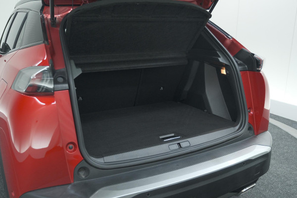 Peugeot 2008 PureTech 130 GT Pack | Panoramadak | Camera | Adaptieve Cruise Control | Stoelverwarming Peugeot 2008 PureTech 130 GT Pack | Panoramadak | Camera | Adaptieve Cruise Control | Stoelverwarming