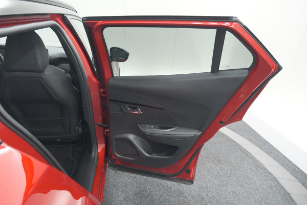 Peugeot 2008 PureTech 130 GT Pack | Panoramadak | Camera | Adaptieve Cruise Control | Stoelverwarming Peugeot 2008 PureTech 130 GT Pack | Panoramadak | Camera | Adaptieve Cruise Control | Stoelverwarming