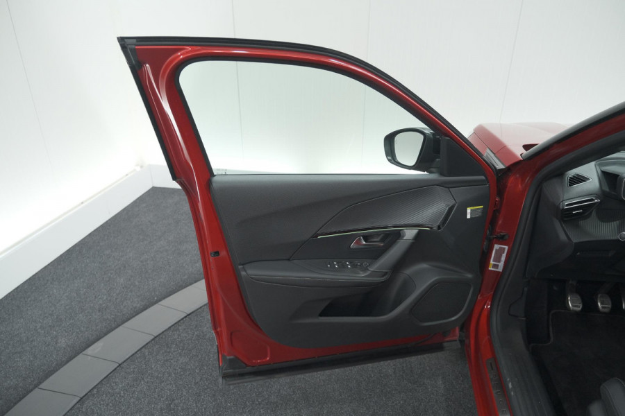Peugeot 2008 PureTech 130 GT Pack | Panoramadak | Camera | Adaptieve Cruise Control | Stoelverwarming Peugeot 2008 PureTech 130 GT Pack | Panoramadak | Camera | Adaptieve Cruise Control | Stoelverwarming