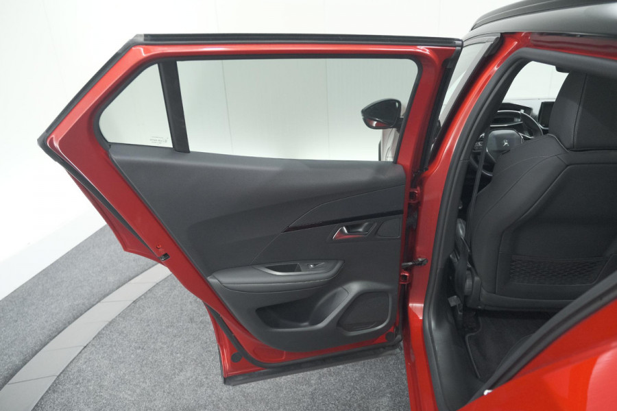 Peugeot 2008 PureTech 130 GT Pack | Panoramadak | Camera | Adaptieve Cruise Control | Stoelverwarming Peugeot 2008 PureTech 130 GT Pack | Panoramadak | Camera | Adaptieve Cruise Control | Stoelverwarming