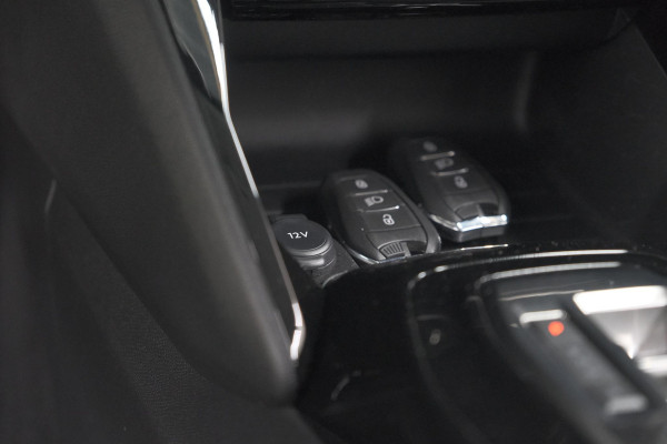 Peugeot e-208 EV Allure 50 kWh | Stoelverwarming | Apple Carplay | Parkeersensoren | Navigatie