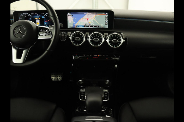 Mercedes-Benz A-Klasse 250 Advantage | Stoelverwarming | Sfeerverlichting |  Leder | Camera | Navigatie | Widescreen | LED | Cruise Control | Burmester Sound
