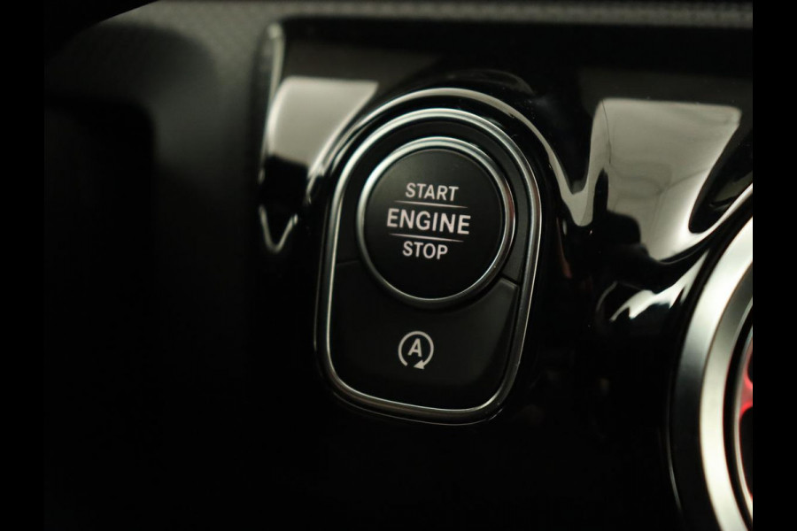 Mercedes-Benz A-Klasse 250 Advantage | Stoelverwarming | Sfeerverlichting |  Leder | Camera | Navigatie | Widescreen | LED | Cruise Control | Burmester Sound