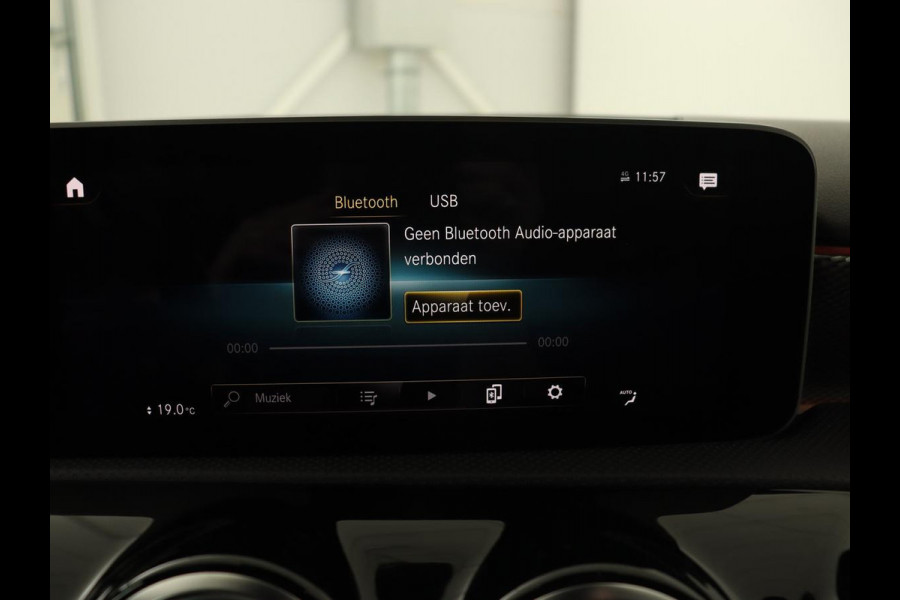 Mercedes-Benz A-Klasse 250 Advantage | Stoelverwarming | Sfeerverlichting |  Leder | Camera | Navigatie | Widescreen | LED | Cruise Control | Burmester Sound