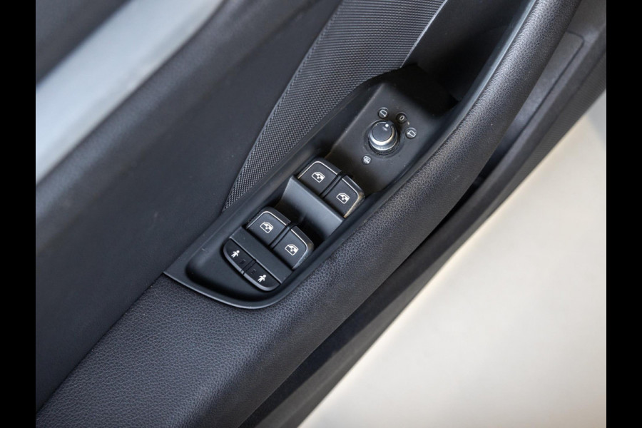 Audi A3 Sportback 35 TFSI CoD 2x S-Line / 150pk / Automatische klimaatregeling / Stoelverwarming / Afgevlakt stuurwiel / Audi A3 Sportback 35 TFSI CoD 2x S-Line / 150pk / Automatische klimaatregeling / Stoelverwarming / Afgevlakt stuurwiel /