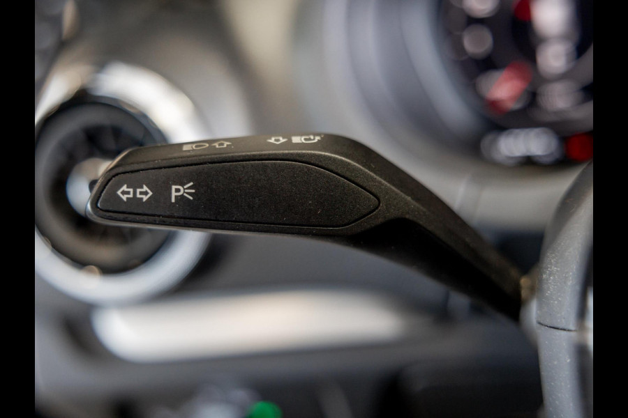 Audi A3 Sportback 35 TFSI CoD 2x S-Line / 150pk / Automatische klimaatregeling / Stoelverwarming / Afgevlakt stuurwiel / Audi A3 Sportback 35 TFSI CoD 2x S-Line / 150pk / Automatische klimaatregeling / Stoelverwarming / Afgevlakt stuurwiel /