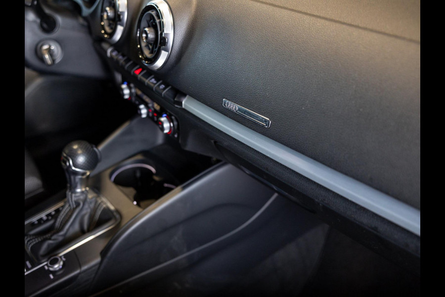 Audi A3 Sportback 35 TFSI CoD 2x S-Line / 150pk / Automatische klimaatregeling / Stoelverwarming / Afgevlakt stuurwiel / Audi A3 Sportback 35 TFSI CoD 2x S-Line / 150pk / Automatische klimaatregeling / Stoelverwarming / Afgevlakt stuurwiel /