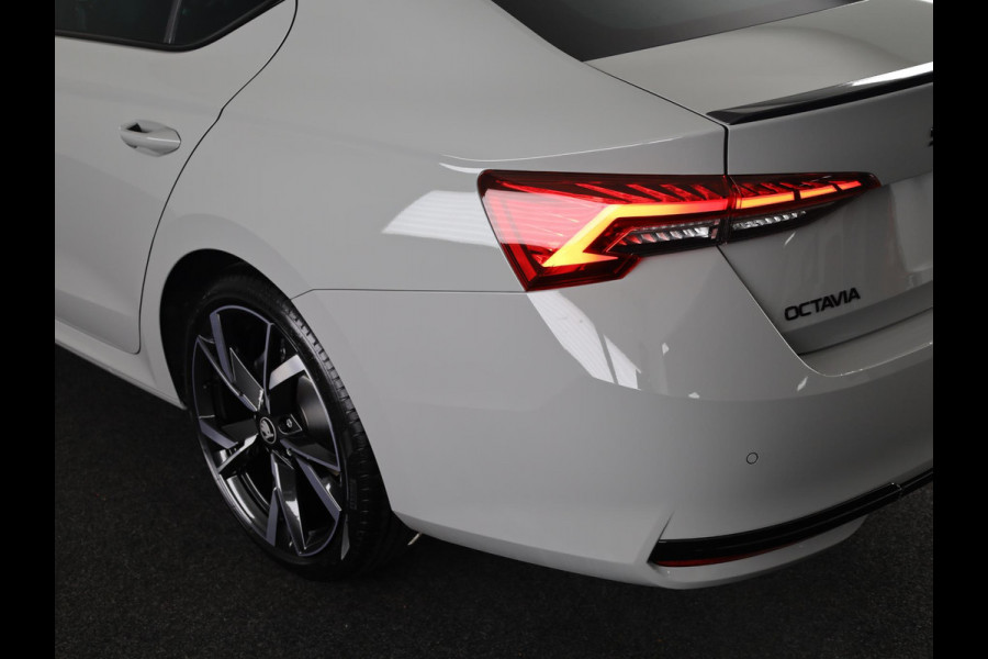 Škoda Octavia Sportline Tour m-HEV 1.5 TSI 150 pk 7 versn. DSG | Navigatie pakket | Soundsystem Canton | Travel Assist | Winter pakket | Trekhaak wegklapbaar | Elektrisch verstelbare voorstoelen | 19 inch lichtmetalen velgen