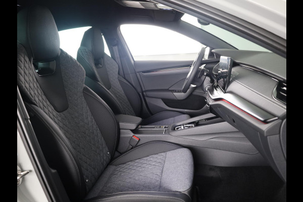 Škoda Octavia Sportline Tour m-HEV 1.5 TSI 150 pk 7 versn. DSG | Navigatie pakket | Soundsystem Canton | Travel Assist | Winter pakket | Trekhaak wegklapbaar | Elektrisch verstelbare voorstoelen | 19 inch lichtmetalen velgen