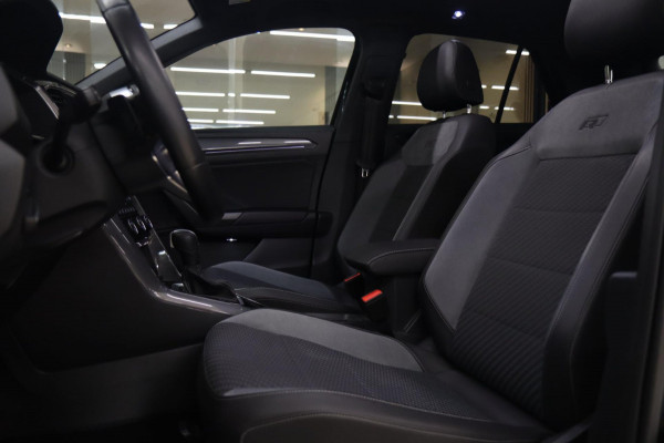 Volkswagen T-Roc 1.5 TSI Style 3X R-LINE/PANO/CARPLAY/BEATS/SFEERVBLINDSPOT/LANEASSIT/VOL Volkswagen T-Roc 1.5 TSI Style 3X R-LINE/PANO/CARPLAY/BEATS/SFEERVBLINDSPOT/LANEASSIT/VOL
